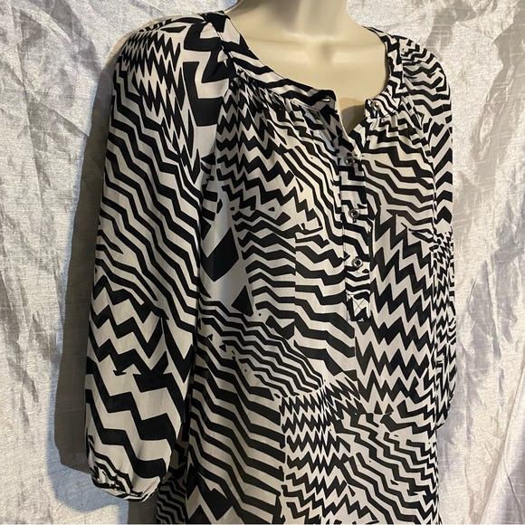 Banana Republic crepe zig zag top SZ XS GUC Button front and cuffs, light - Picture 4 of 9
